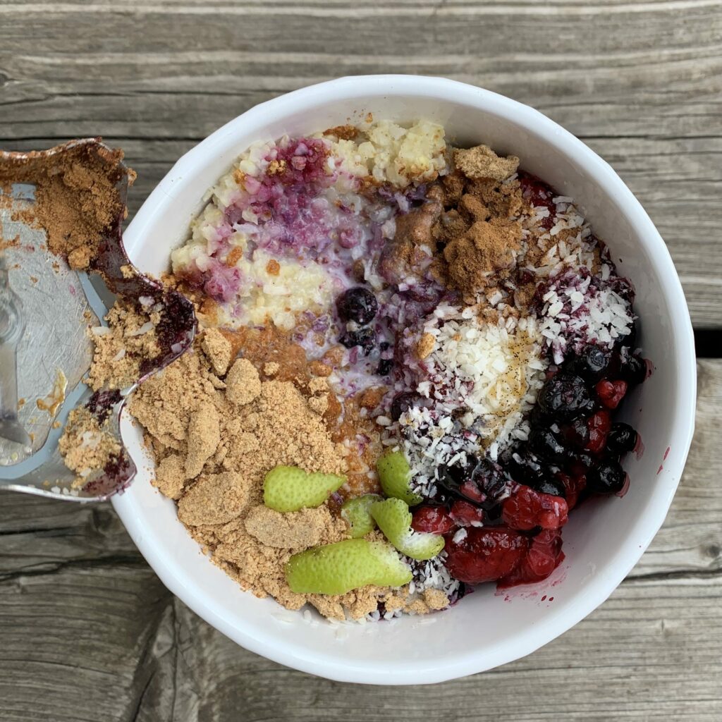 Zdrowy deser pudding z kaszy jaglanej i owoców leśnych