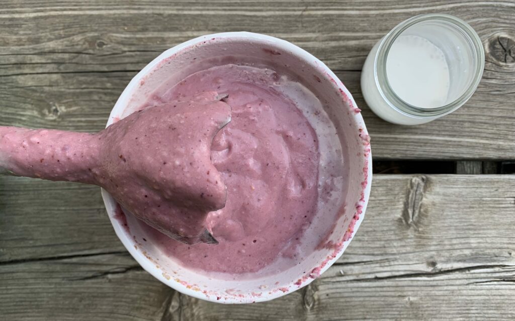 Zdrowy deser pudding z kaszy jaglanej i owoców leśnych