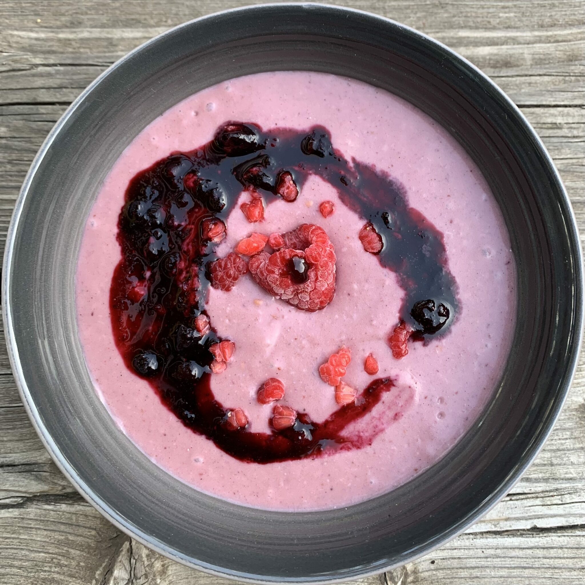 Zdrowy deser pudding z kaszy jaglanej i owoców leśnych