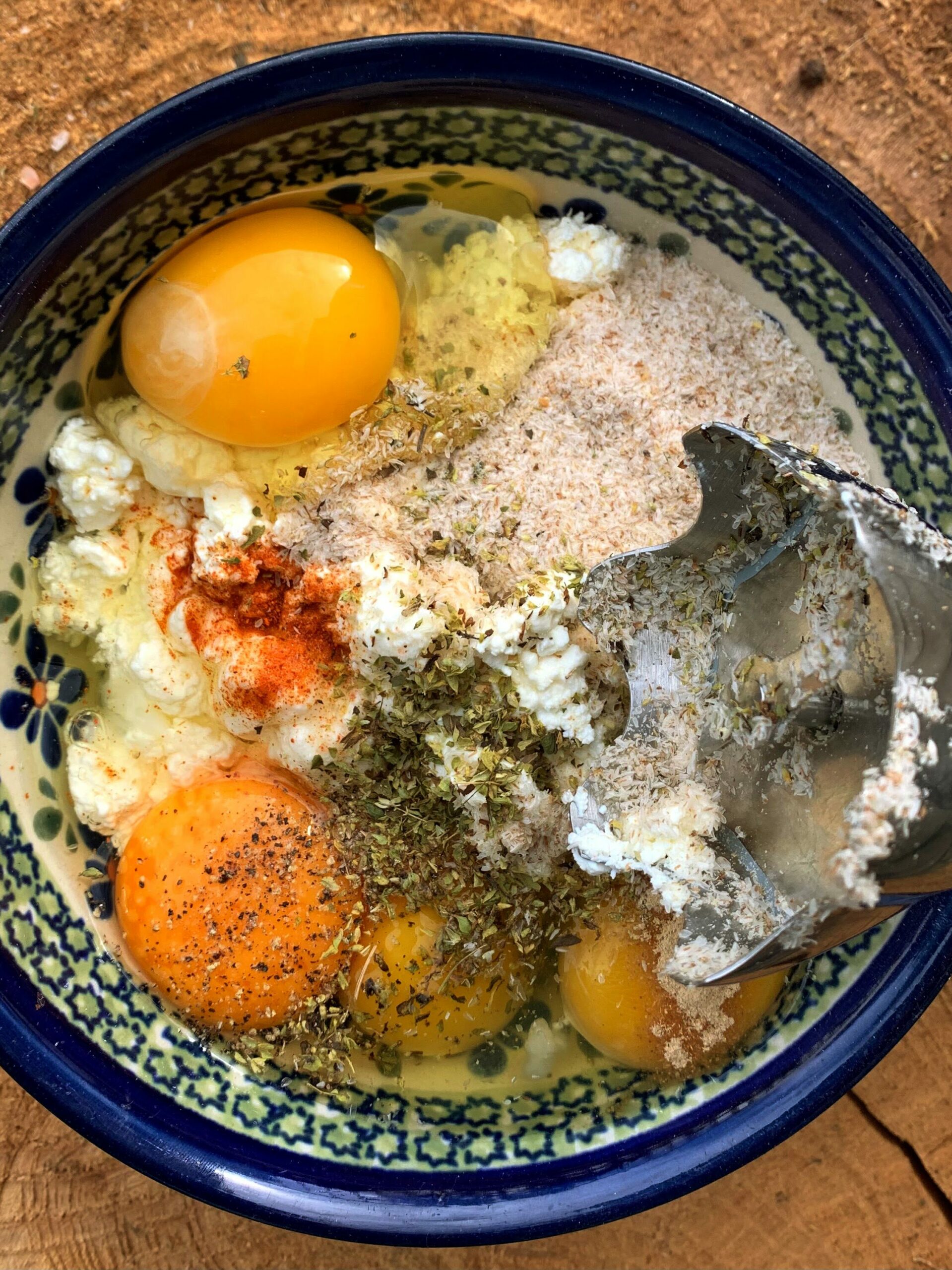 Łączenie składników na keto pizze bez mąki, bez glutenu, bez drożdży