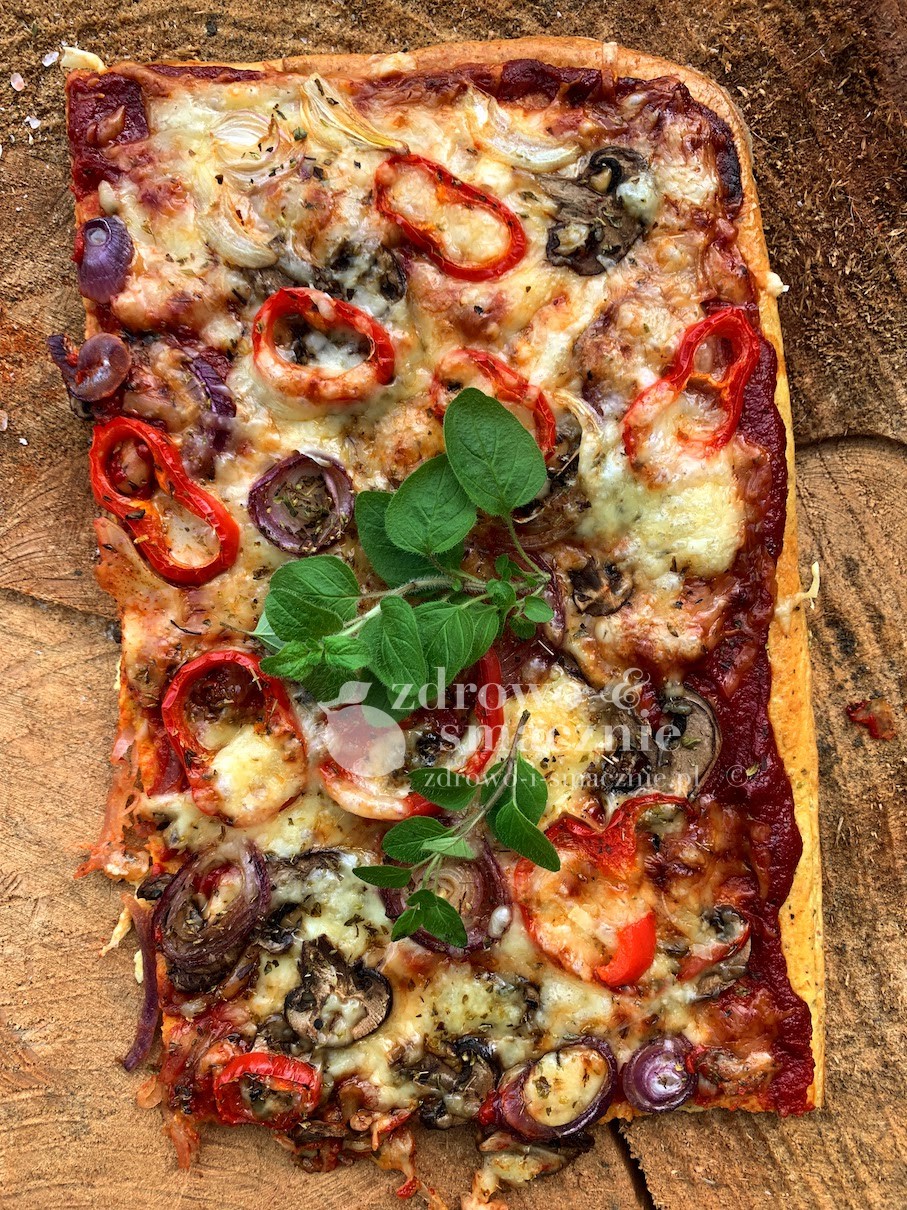 Upieczona keto pizza bez mąki, bez glutenu, bez drożdży